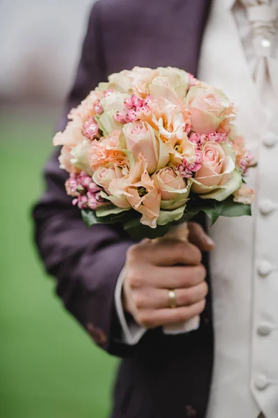 Anelli bouquet sposa nuziale — Foto Stock