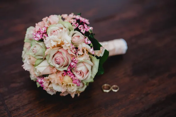 Anéis de buquê de noiva de casamento — Fotografia de Stock