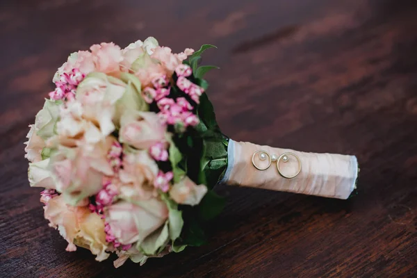 Anéis de buquê de noiva de casamento — Fotografia de Stock