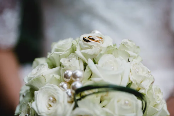 Menyasszony bouquet jegygyűrű — Stock Fotó