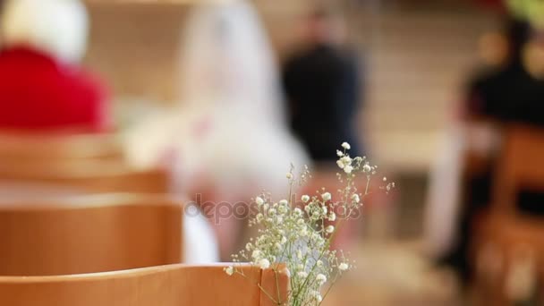 Dekoracje ślubne Kościoła uroczystość — Wideo stockowe