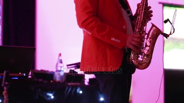 Saxofón reproductor de música evento — Vídeo de stock