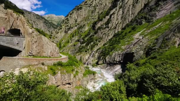 Puente de Suiza alpes río — Vídeos de Stock