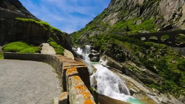 Puente de Suiza alpes río — Vídeos de Stock