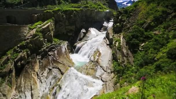 Ponte svizzero alpi fiume — Video Stock