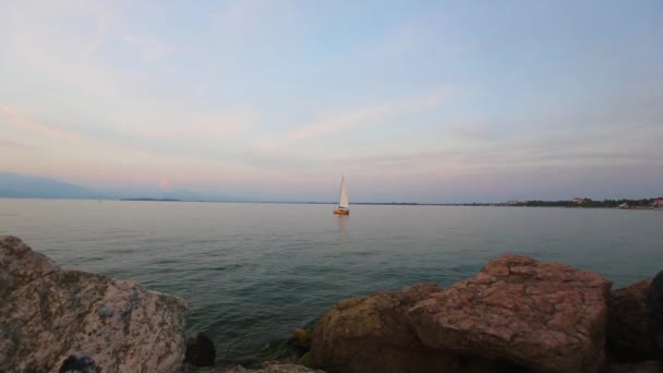 Τοπίο λίμνη Ιταλίας Garda — Αρχείο Βίντεο