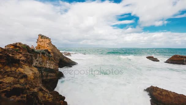 Blauwe oceaan strand van Frankrijk — Stockvideo