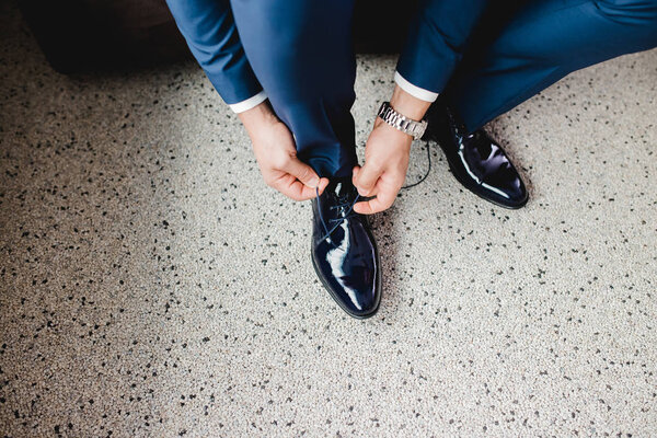 getting ready groom wedding