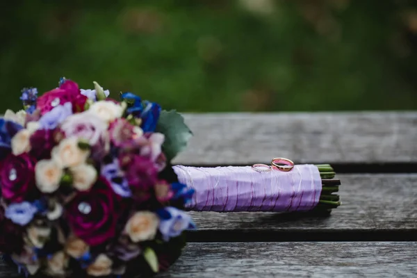 Svatební nevěsta kytici kroužky — Stock fotografie