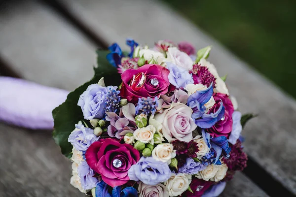 Mariage mariée bouquet anneaux — Photo