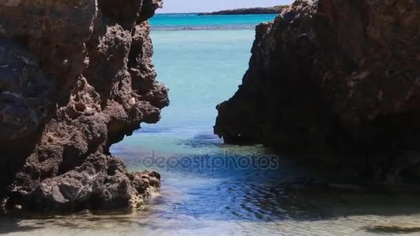 Betonstrand griechische Insel — Stockvideo