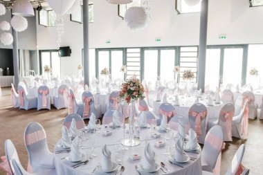 düğün kilise töreni dekorasyon çiçekler