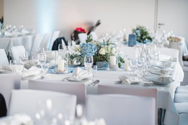 düğün kilise töreni dekorasyon çiçekler