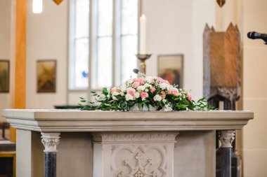 düğün kilise töreni dekorasyon çiçekler
