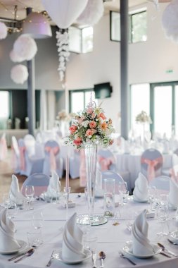 düğün kilise töreni dekorasyon çiçekler