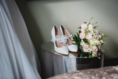 düğün kilise töreni dekorasyon çiçekler