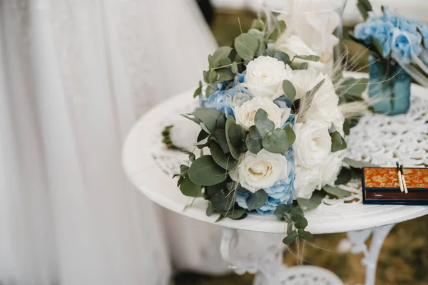 Bruiloft kerkdienst decoratie bloemen — Stockfoto