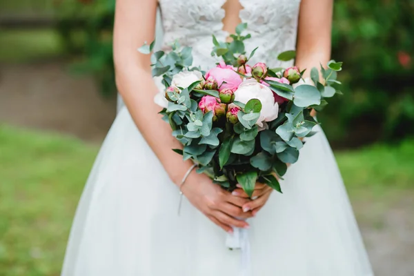 Matrimonio chiesa cerimonia decorazione fiori — Foto Stock