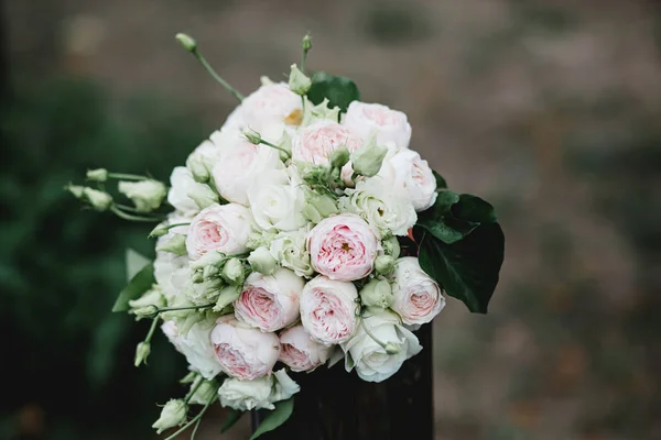 Mariage église cérémonie décoration fleurs — Photo