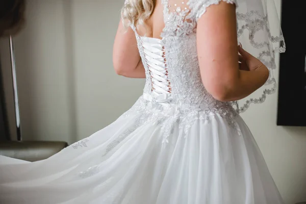Подготовка свадьбы жениха невесты — стоковое фото