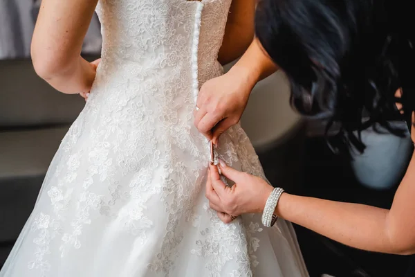 Att få redo brudgummen brud bröllop — Stockfoto