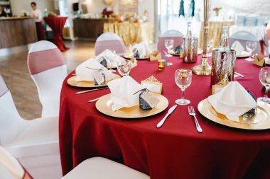 düğün kilise töreni dekorasyon çiçekler