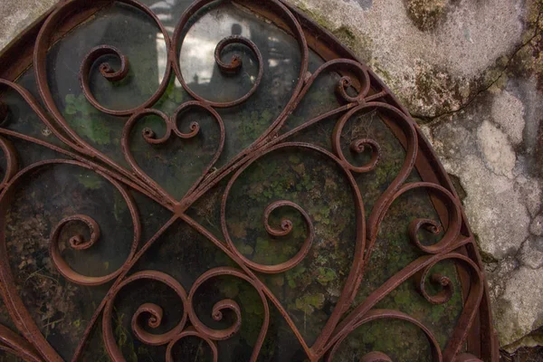 Mezarlıkta metal çit