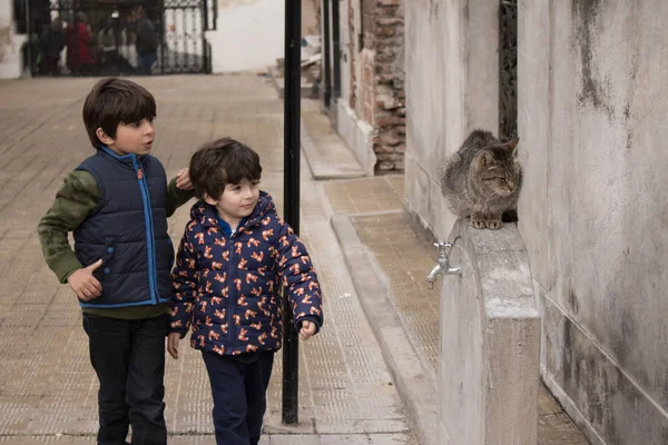 Recoleta Mezarlığı'yürüyen çocuklar. 24 Ağustos 2016.
