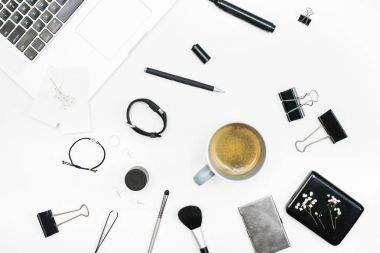 Ev ofis çalışma alanıyla aksesuarları