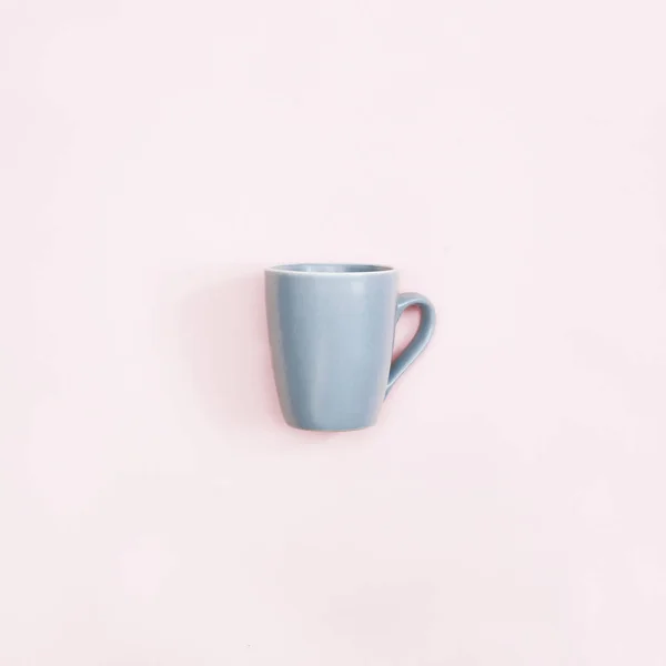 Blauer Becher auf rosa — Stockfoto