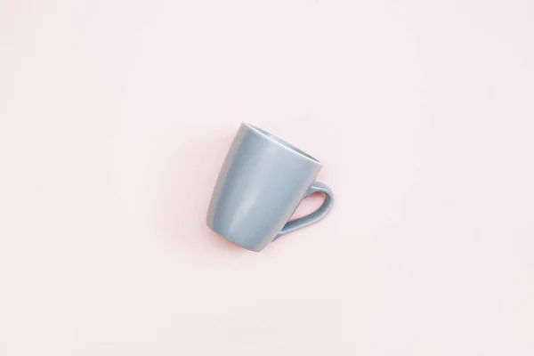 Blue mug on a pink — Stock Photo, Image