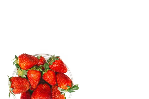 Fresas rojas maduras en un tazón — Foto de Stock
