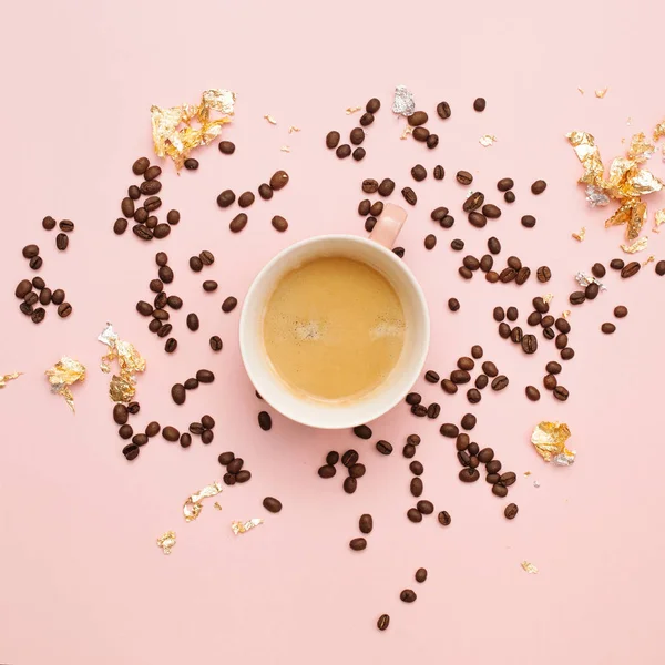 Tasse Kaffee mit Bohnen und goldener Verpackung — Stockfoto