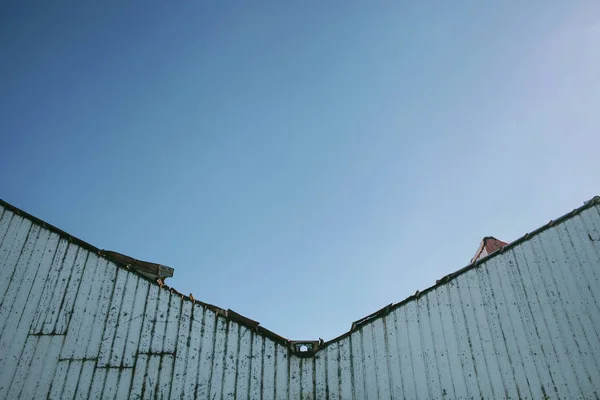 Metalldreieck und blauer Himmel — Stockfoto