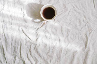 Bir fincan kahve pamuk yaprak üzerinde. Düz yatıyordu, en iyi görünüm, kopya alanı