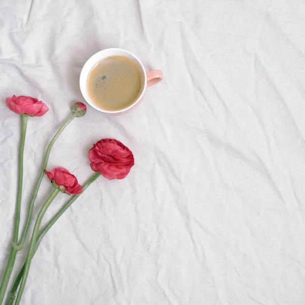 Rosa Anemonenblüten Und Kaffeetasse Auf Baumwolltuch Flache Lage Draufsicht Kopierraum — Stockfoto