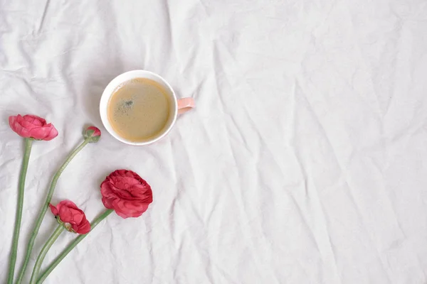 Tasse Kaffee Und Rosa Anemonenblüten Auf Baumwolltuch Flache Lage Draufsicht — Stockfoto
