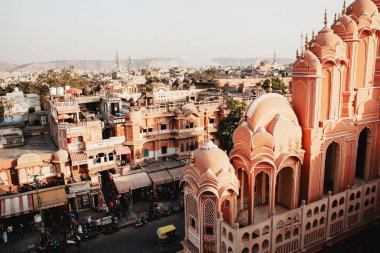 Jaipur, Rajasthan, Hindistan - 06 Ocak 2018: Hawa Mahal veya yer rüzgarlar meşgul Caddesi'nin Üstten Görünüm