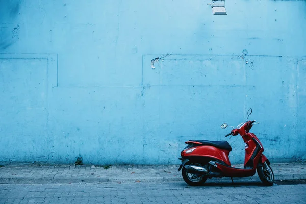 Parede Azul Colorida Brilhante Uma Scooter Vermelha Espaço Texto Contexto — Fotografia de Stock