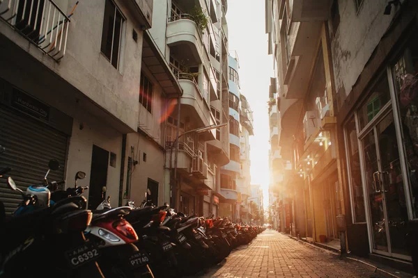 Rangée Motos Colorées Stationnées Sur Vieille Rue Ville Coucher Soleil — Photo