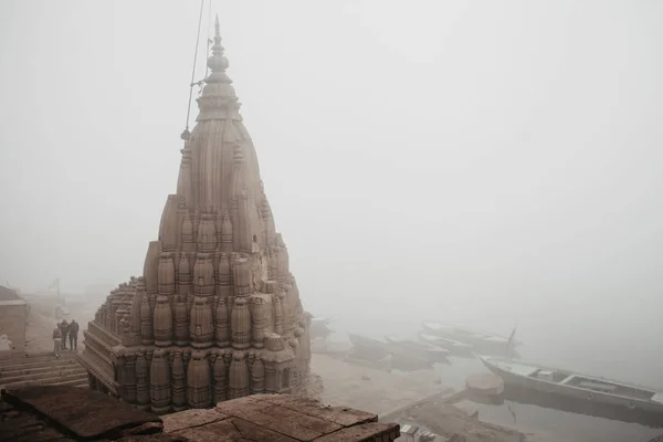 Foggy Quai Avec Ghats Vieux Temple Varanasi Rivière Ganges — Photo