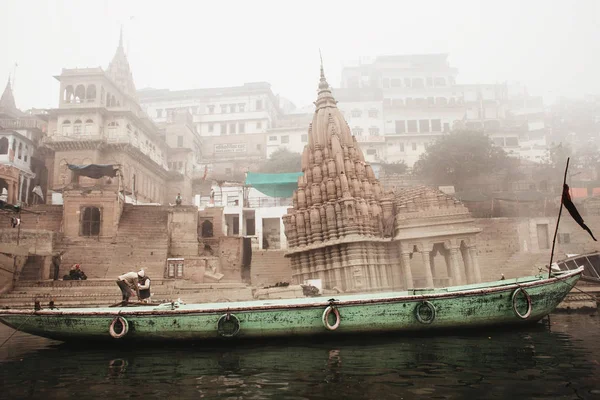 Quay Met Ghats Boten Begrafenis Branden Varanasi Rivier Ganges — Stockfoto