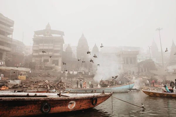 Quai Avec Ghats Bateaux Feux Funéraires Varanasi Rivière Ganges — Photo