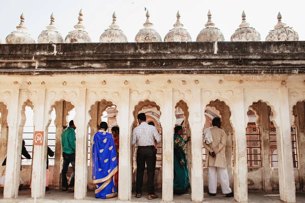 Люди Индийском Храме Заднем Плане — стоковое фото