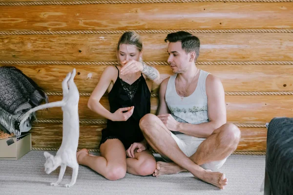 Güzel çift birlikte evde oturan sarılma.