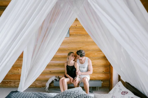 Güzel çift birlikte evde oturan sarılma.