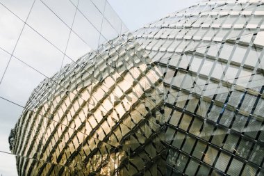 Modern köşeli ayna cephe kaplama modern bir bina üzerinde soyut fotoğraf yakından görmek. Modern mimari konsepti