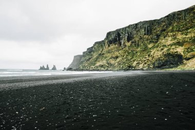 İzlanda bazalt Dağları ile çevrili, Vik kasabasında Reynisfjara siyah kum plaj