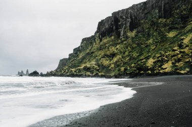 İzlanda bazalt Dağları ile çevrili, Vik kasabasında Reynisfjara siyah kum plaj