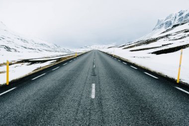 Kırsal İzlanda bir karayolu kış yolda. Arka planda dağlar